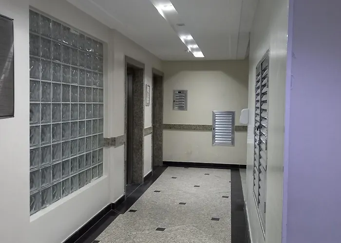 Praia Pitangueiras- Apartamento Quarto e sala - Vaga garagem- Duas quadras da praia- Próximo mercado, bares e restaurantes Guarujá